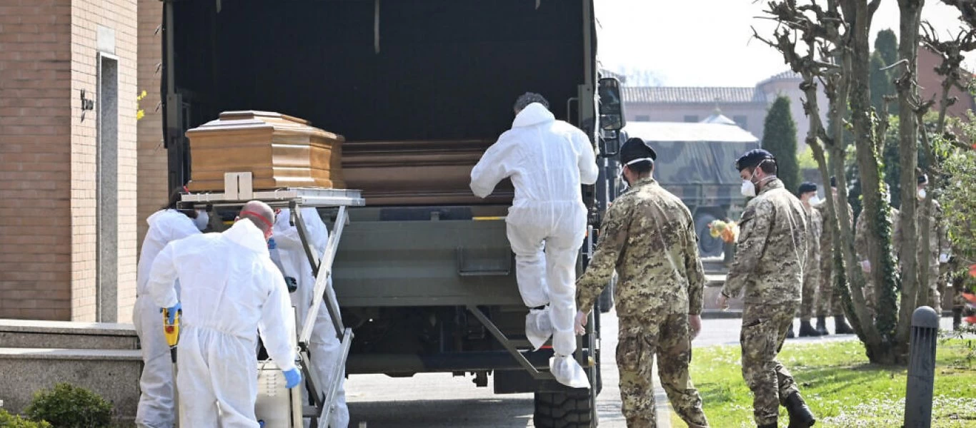 Βίντεο: Οι καραμπινιέροι μεταφέρουν τις τεφροδόχους με τις στάχτες των θανόντων από Covid-19 στους συγγενείς